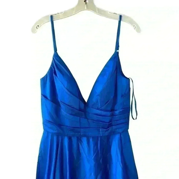 NEW La Femme Blue Sleeveless V-Neck High Leg Slit A-Line Gown size 10 - Picture 4 of 10